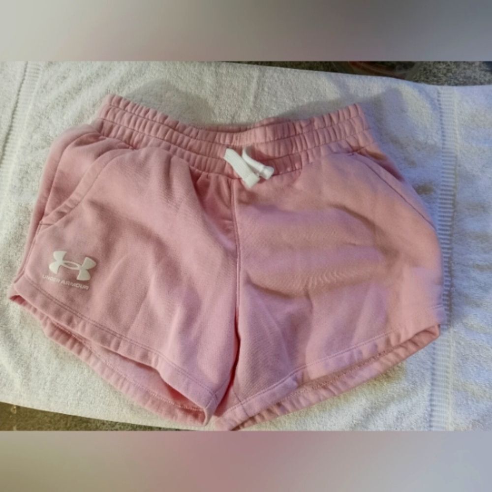 UNDERARMOUR FUZZY DRAWSTRING SHORTS with POCKETS. LIKE NEW WITHOUT TAGS. SZ XS